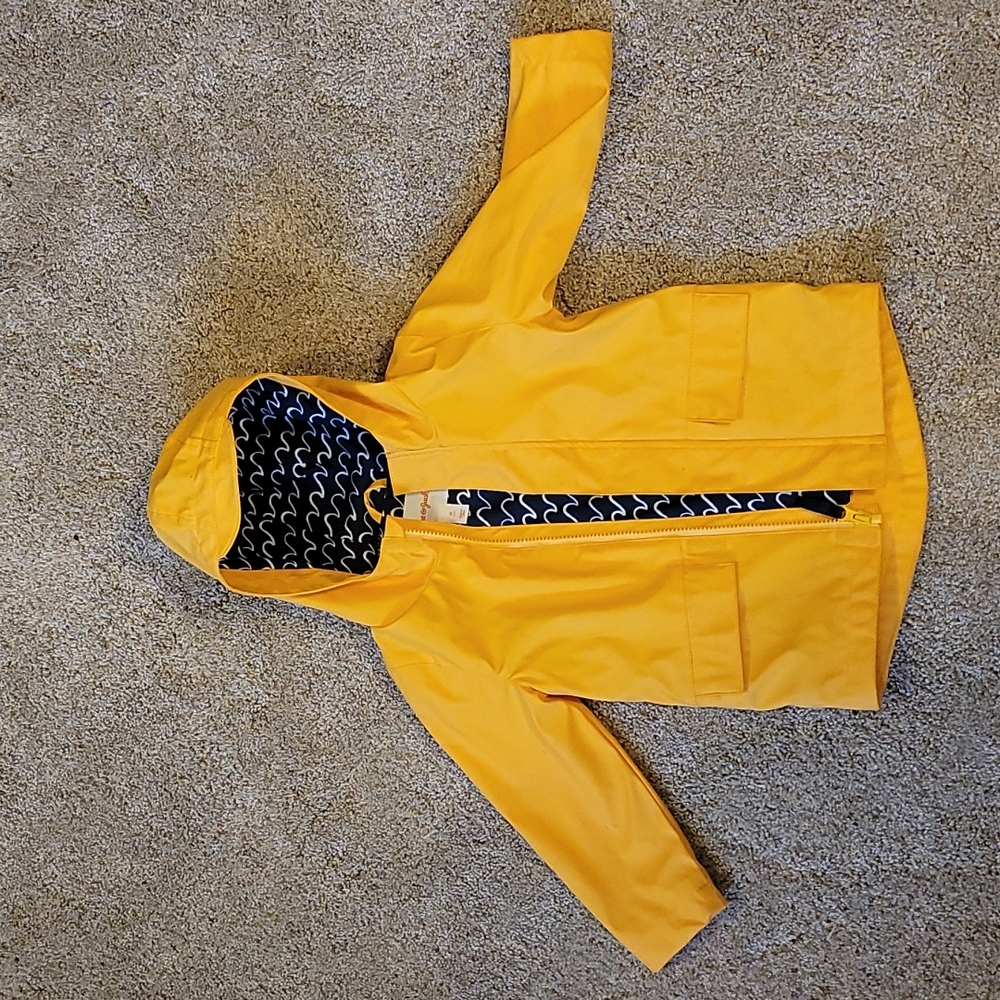 Like new raincoat 3T